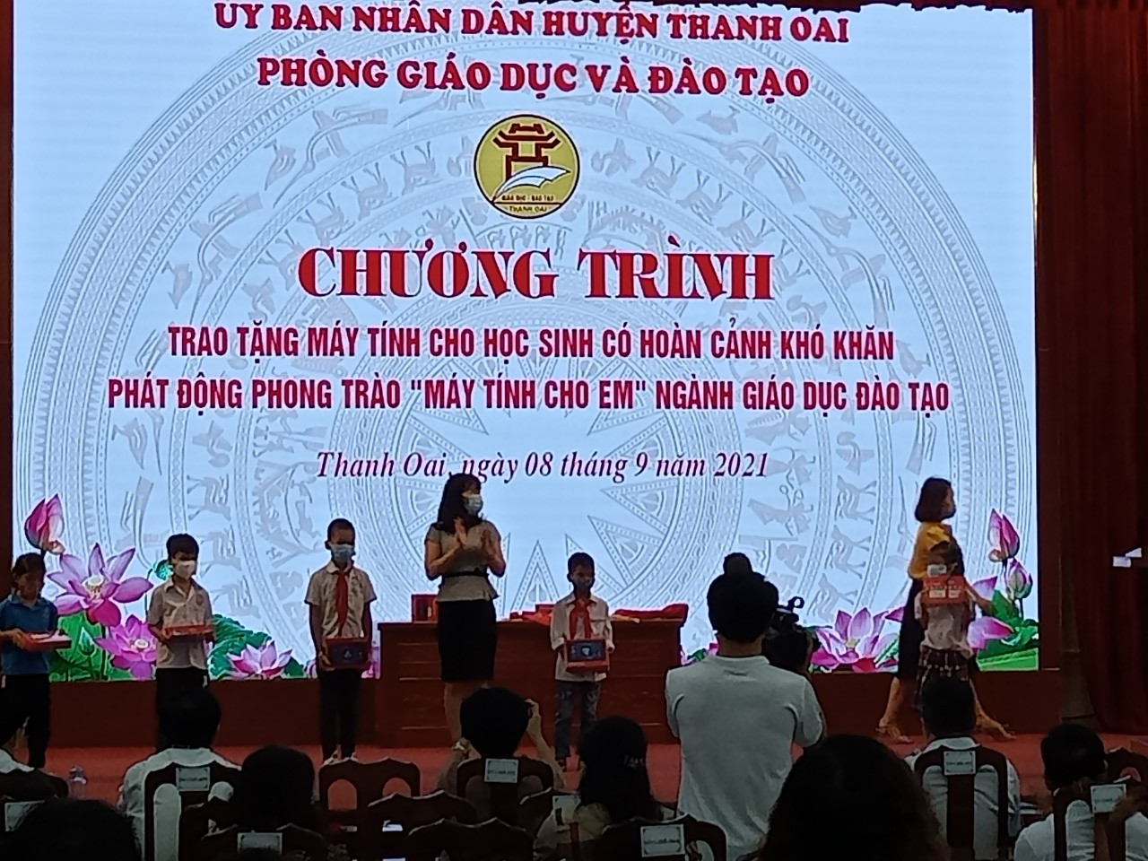 CHƯƠNG TRÌNH TRAO TẶNG MÁY TÍNH CHO HỌC SINH CÓ HOÀN CẢNH KHÓ KHĂN, PHÁT ĐỘNG PHONG TRÀO "MÁY TINH CHO EM" NGÀNH GIÁO DỤC ĐÀO TẠO.