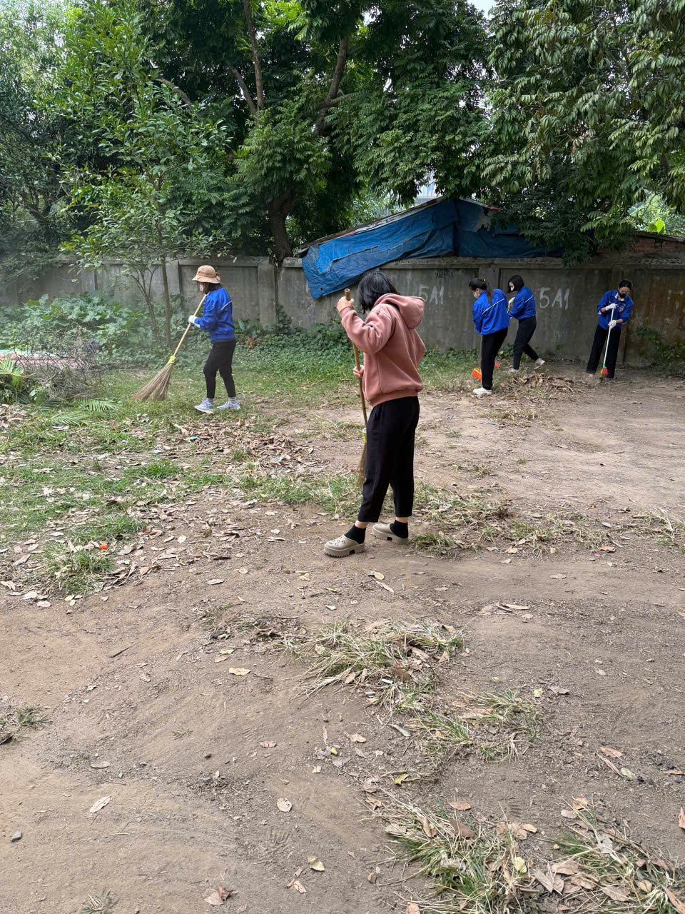 Đoàn TN trường tiểu học Bình Minh B tham gia lao động, dọn vệ sinh